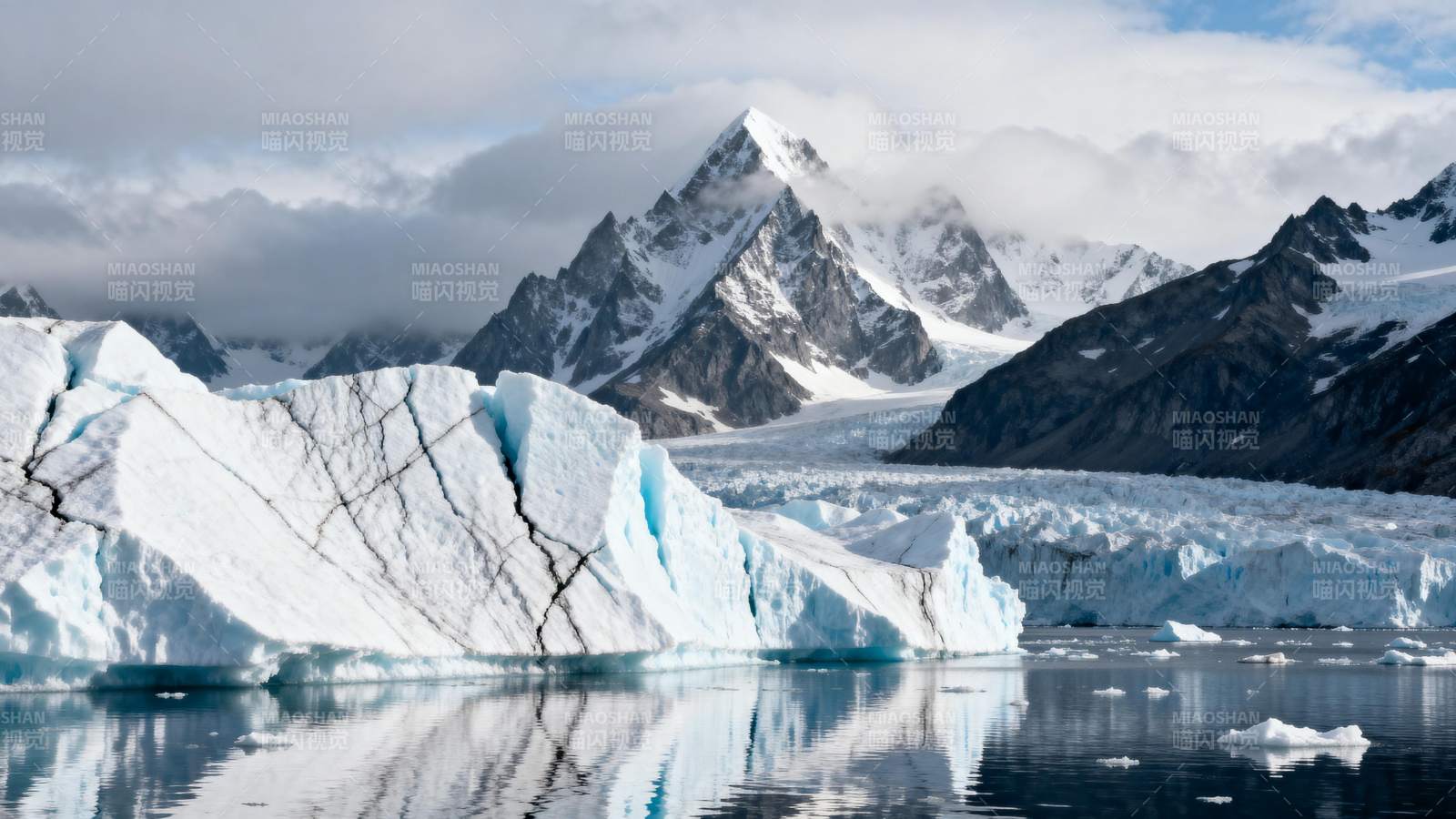 冰川倒影山峰图片
