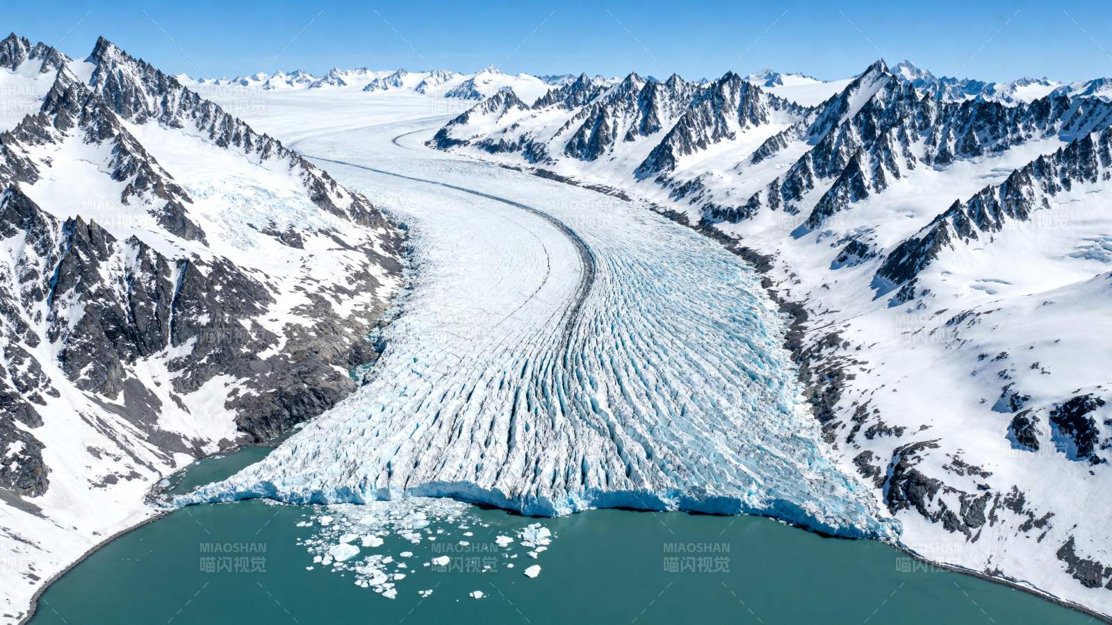 冰川入湖奇景图片