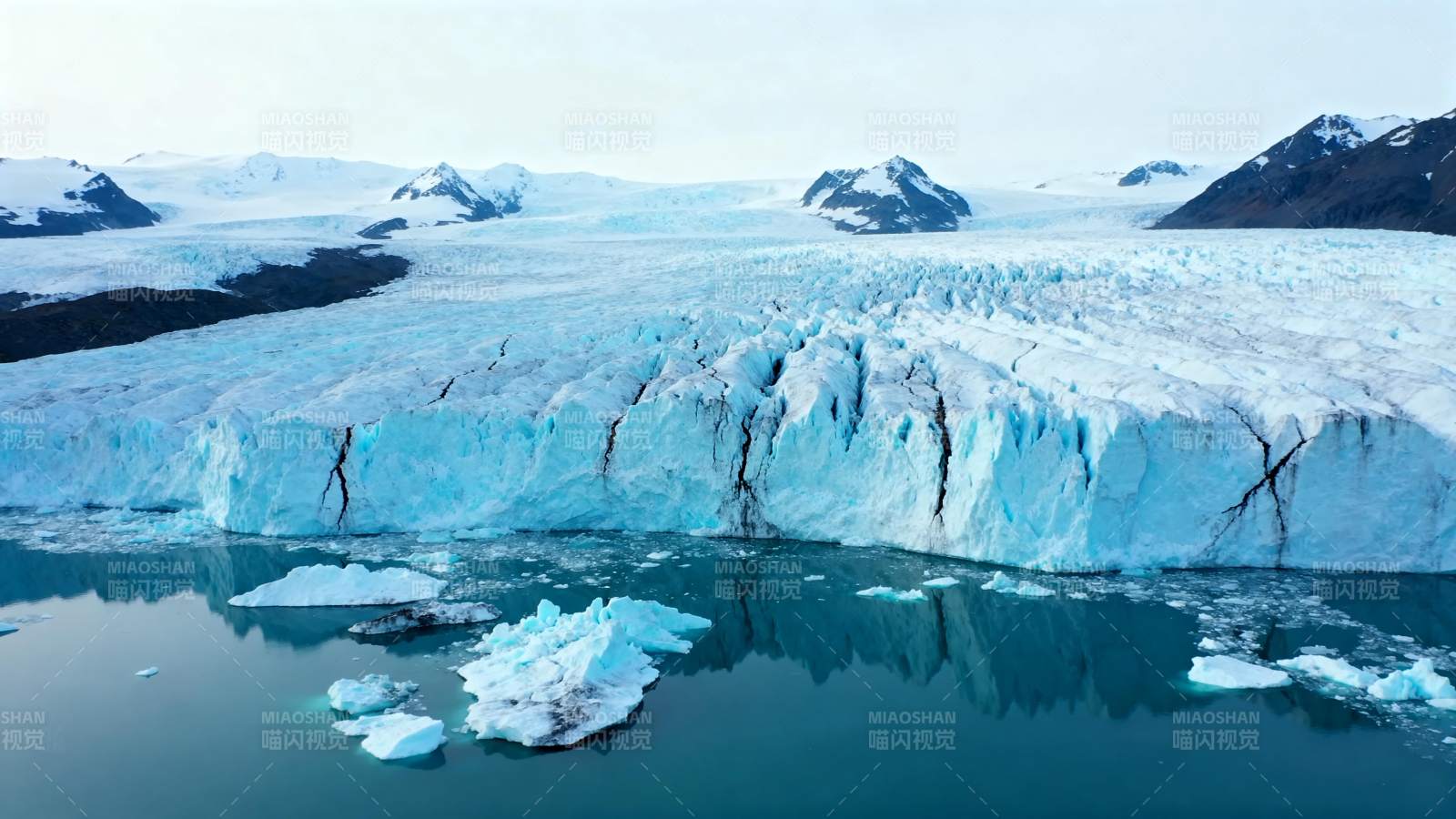 冰川映水 静谧壮美图片