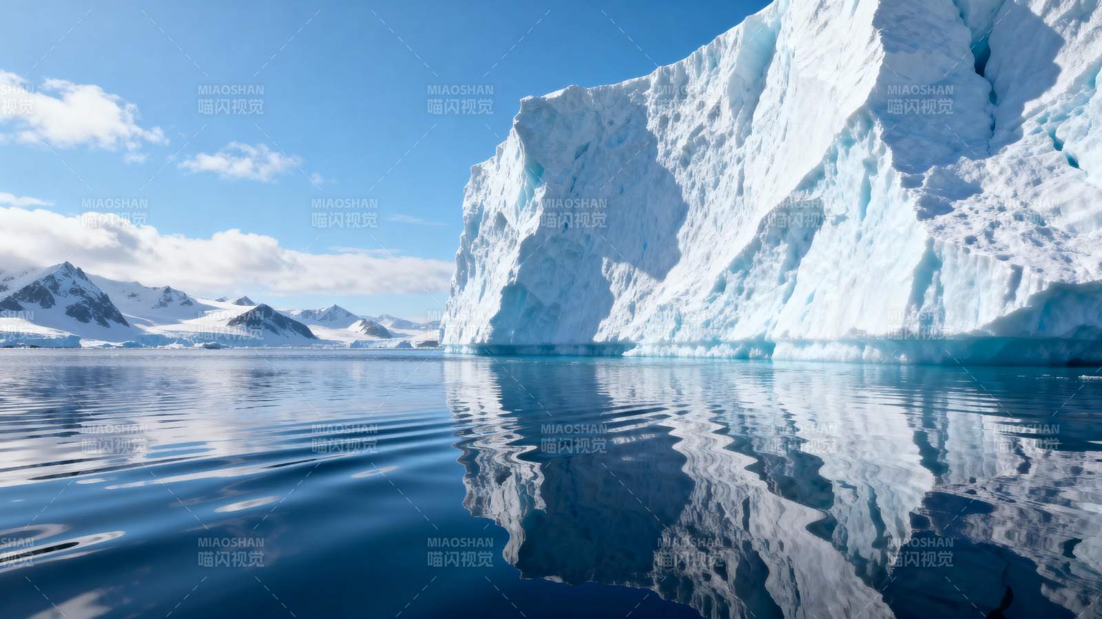 冰川倒影静谧湖图片