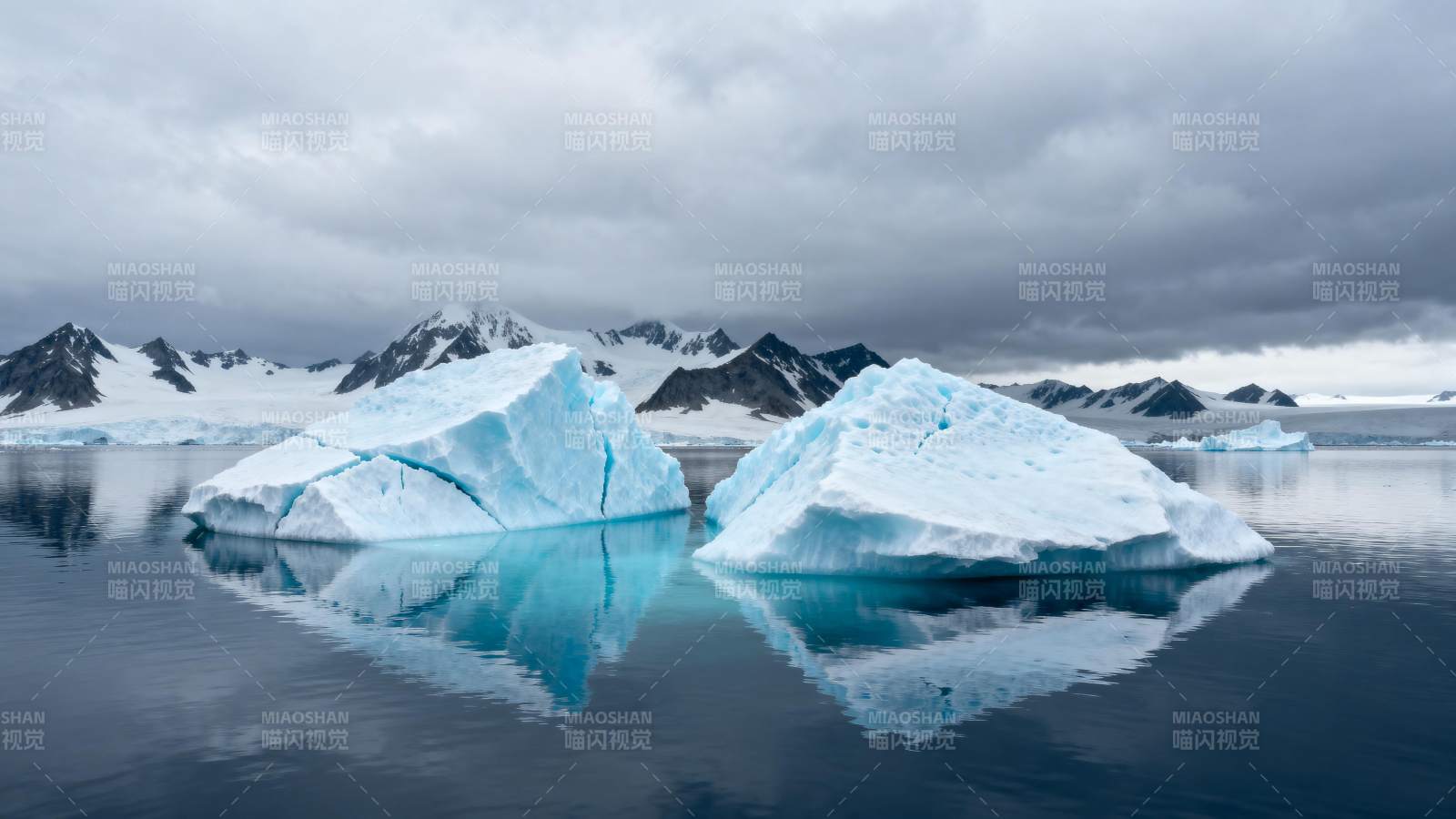 冰山倒影 静谧极地图片