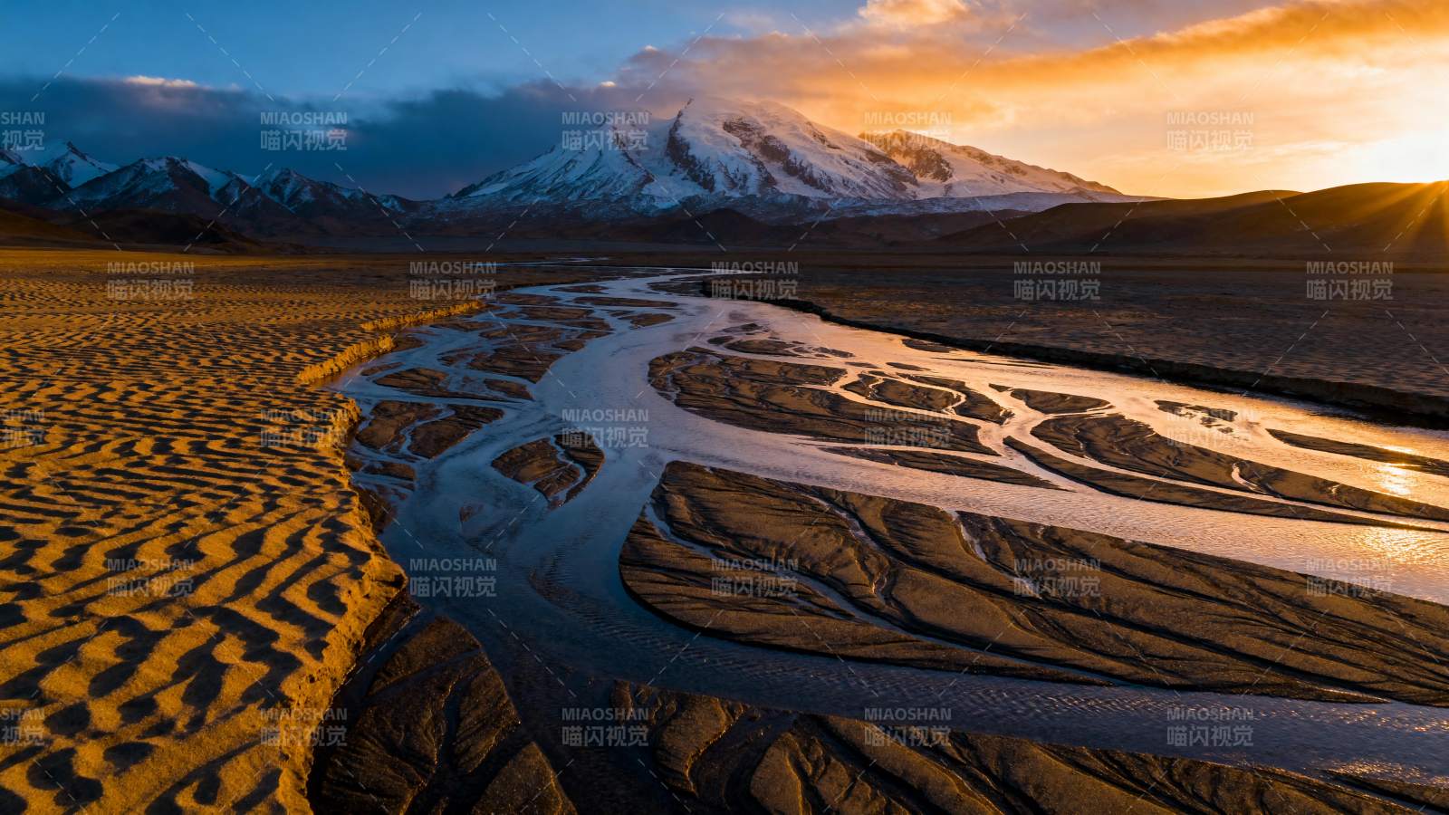 雪山映照沙河图片