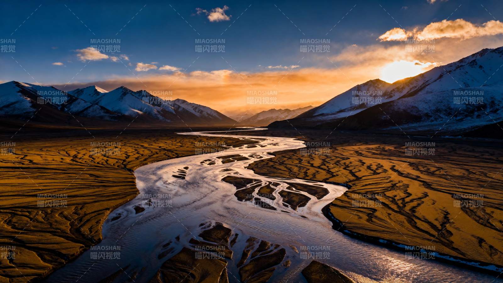 雪山映照河谷美景图片