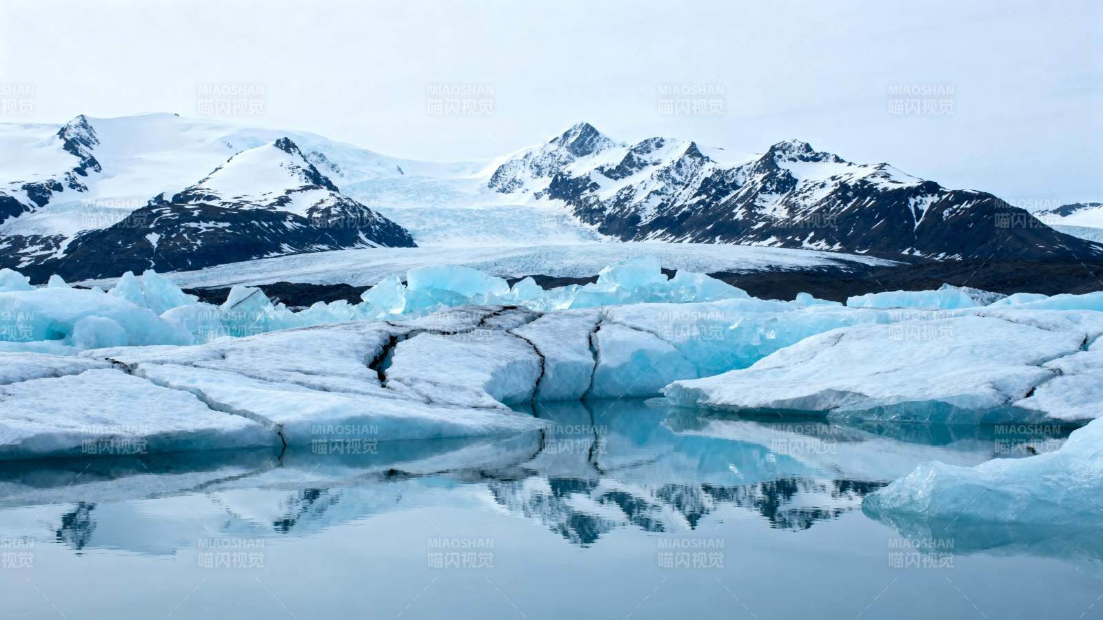 冰川倒影山峦图片