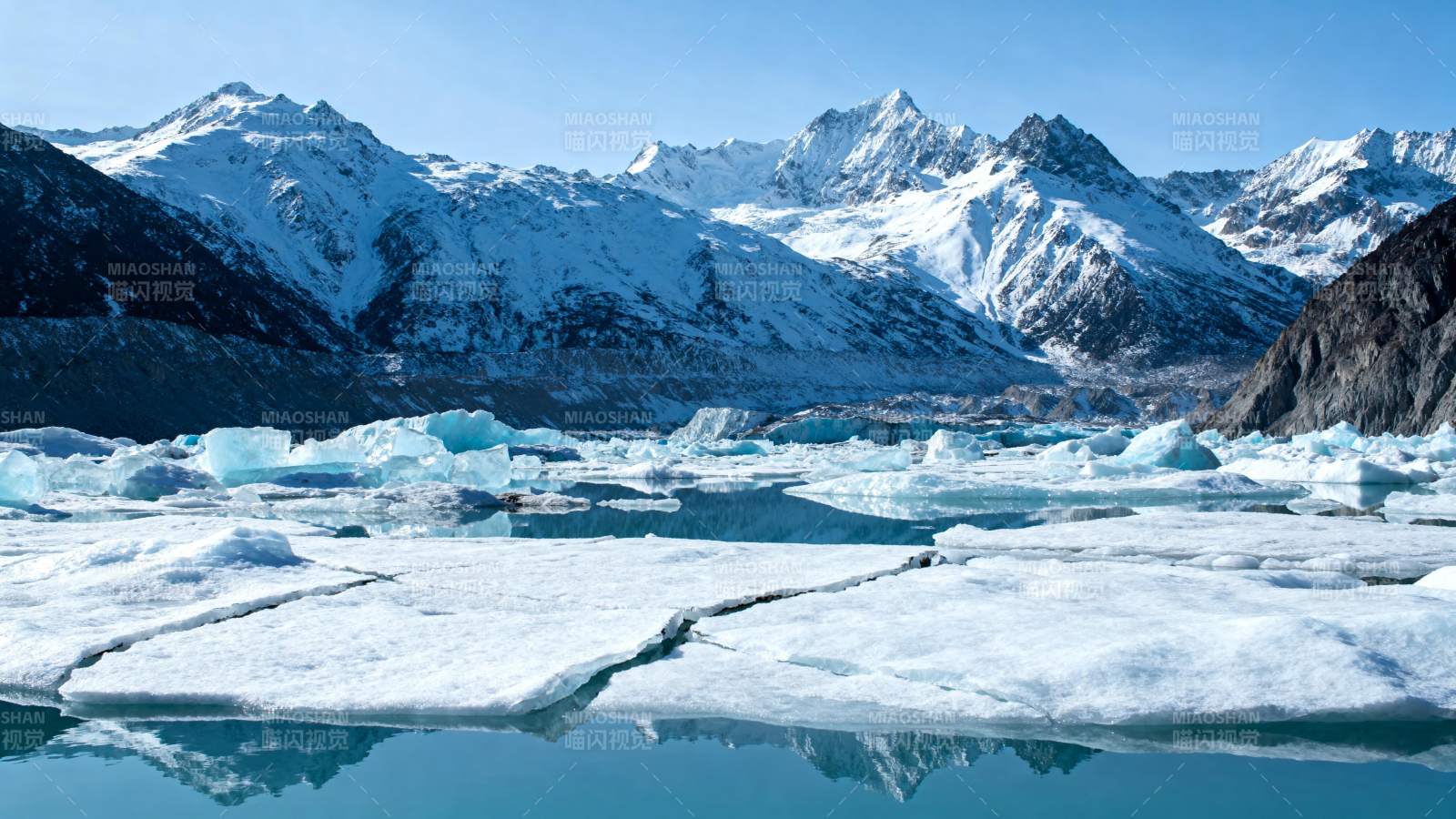 雪山冰湖美景图片
