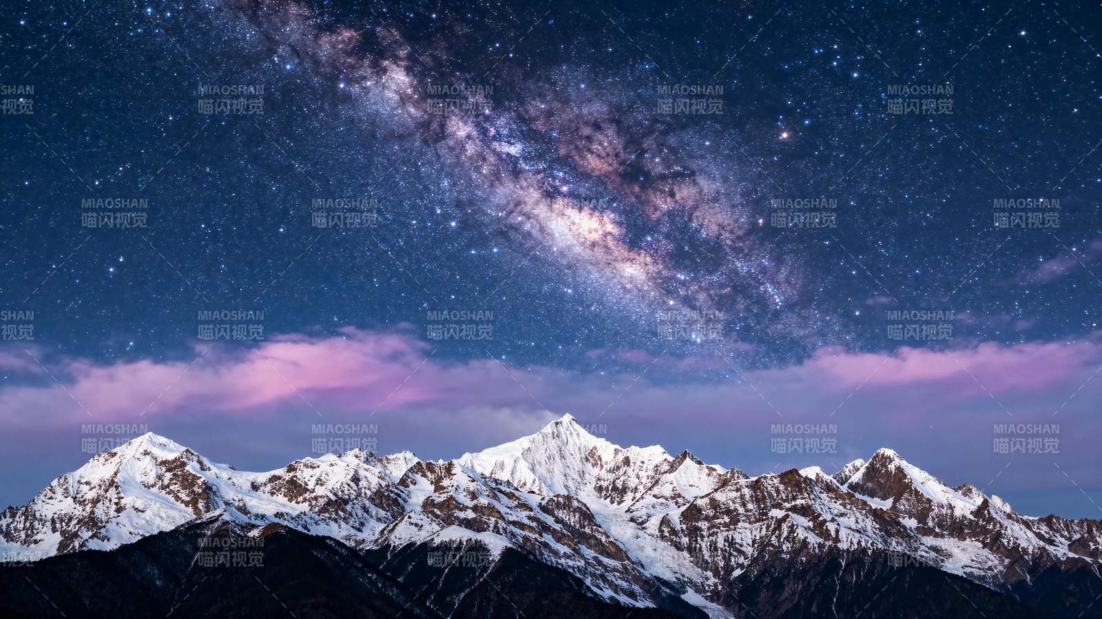 雪山银河夜景图片