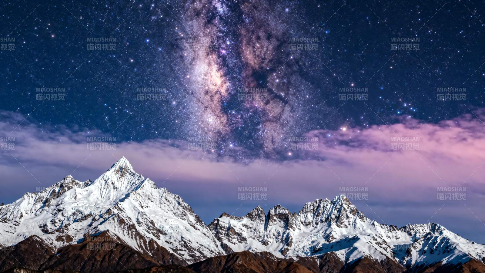 雪山银河夜景图片