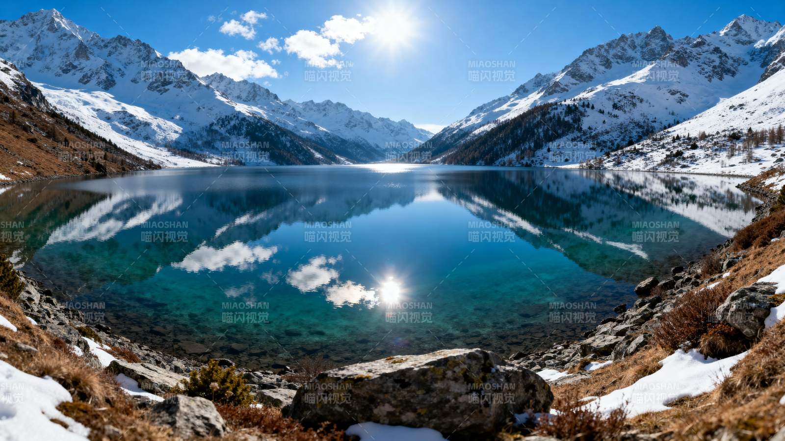 雪山湖光镜中映图片