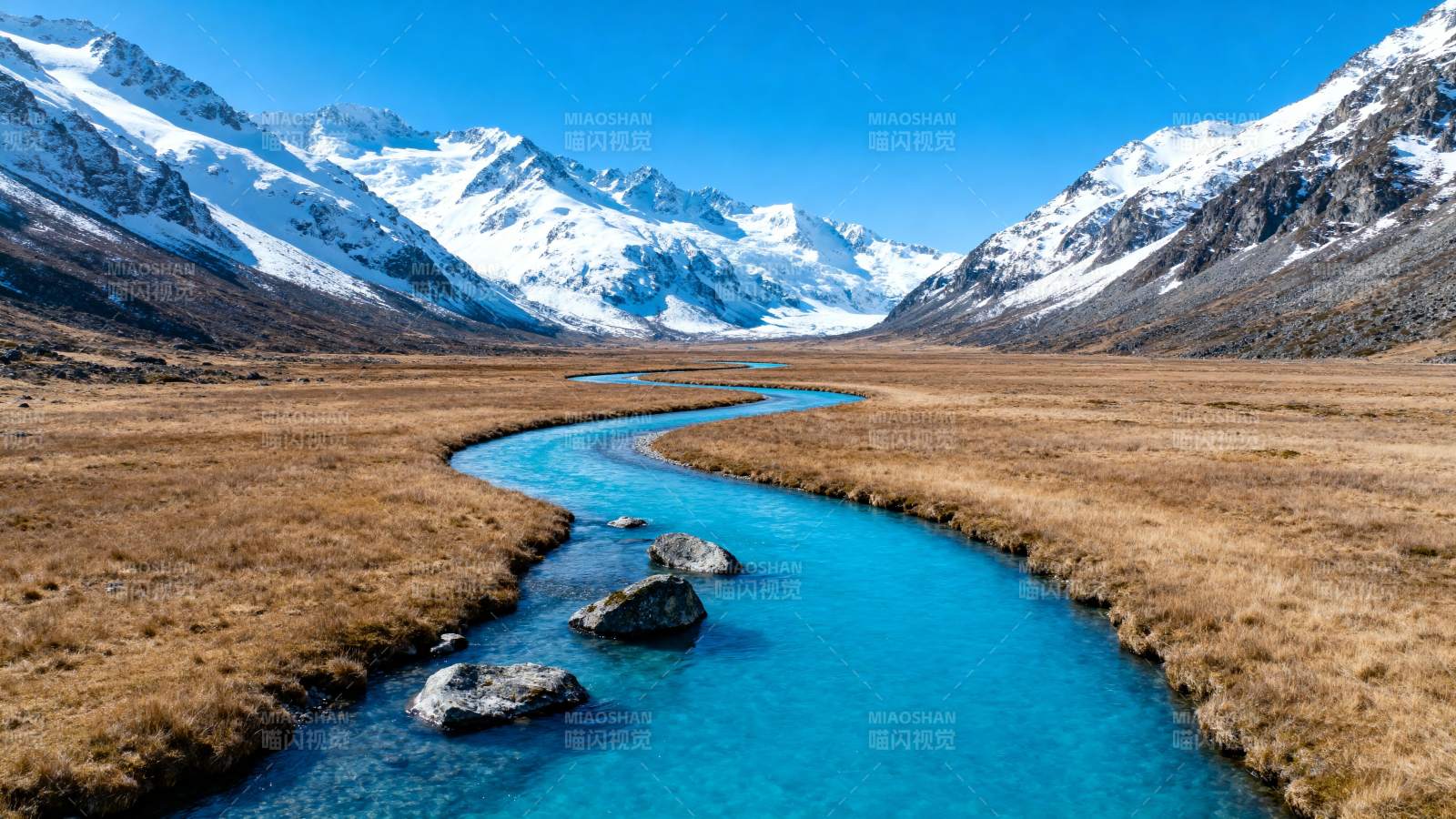 雪山下的碧蓝溪流图片