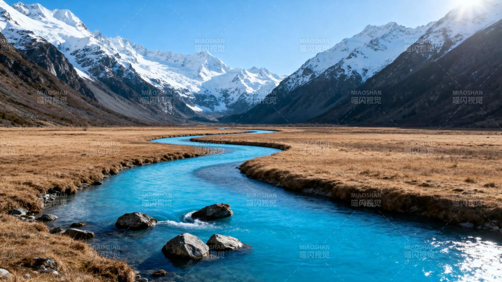 雪山溪流美景图片