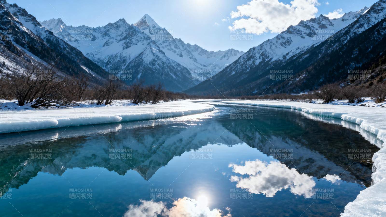 雪山倒影湖光图片