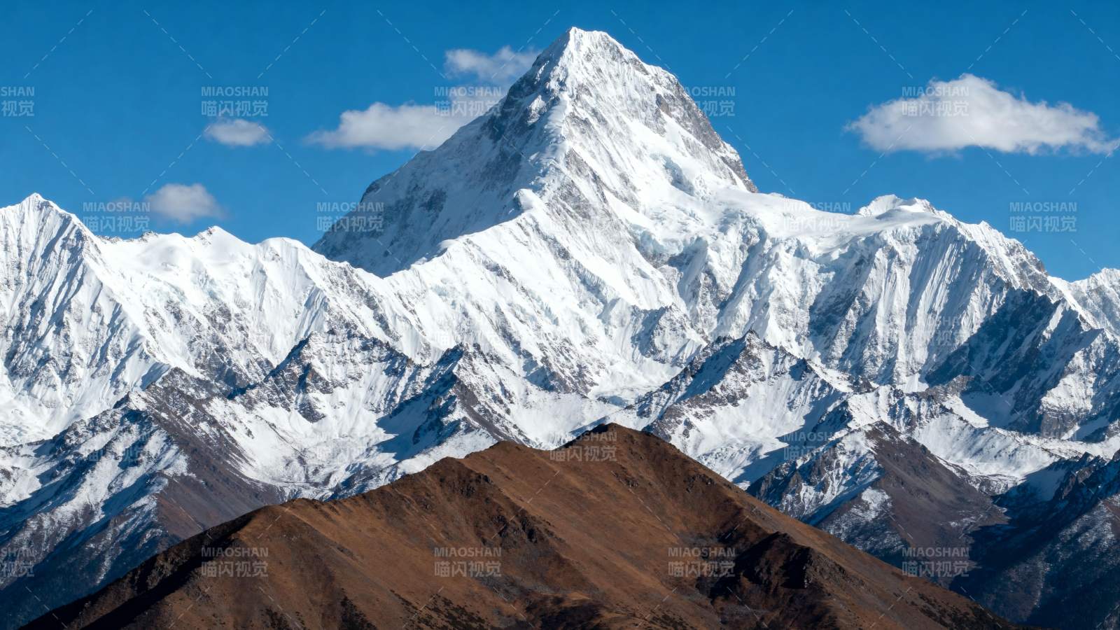 雪山巍峨 蓝天映衬图片