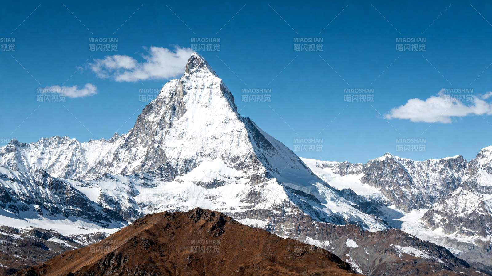 雪山之巅 蓝天映衬图片