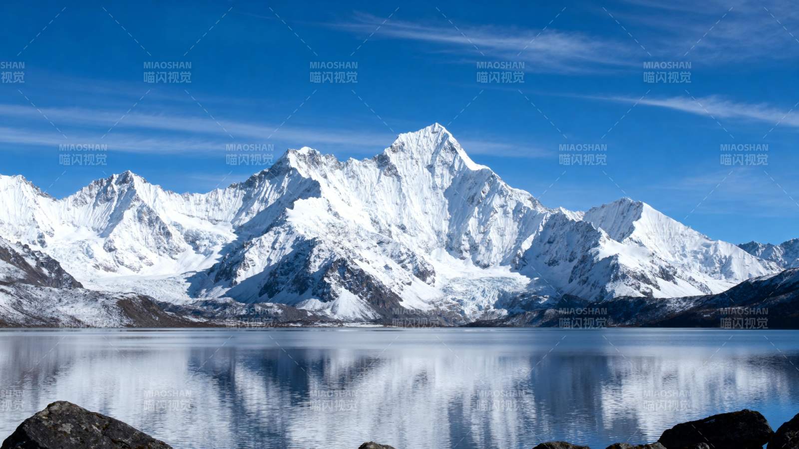 雪山倒影湖中图片