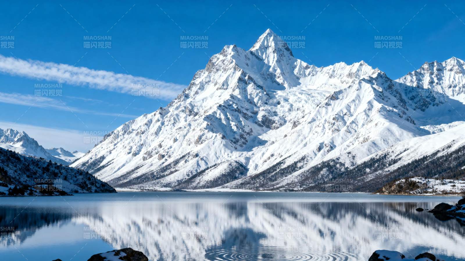 雪山倒影湖中图片