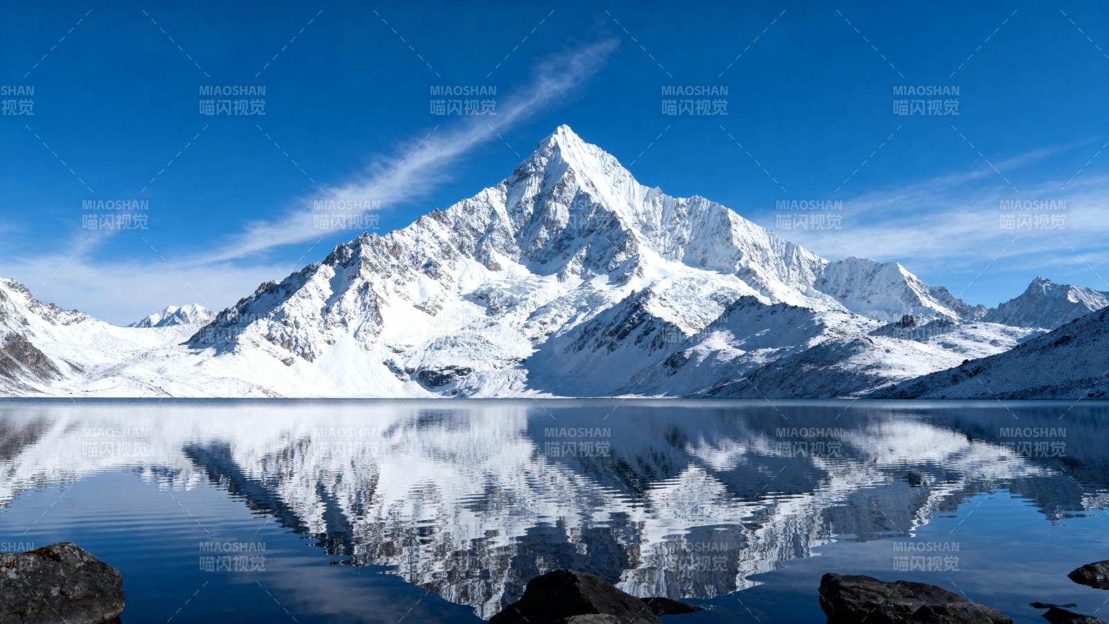 雪山倒影湖中图片