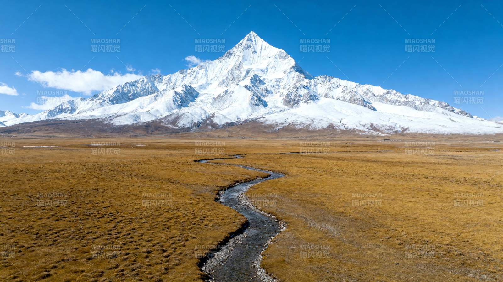 雪山草原溪流图片