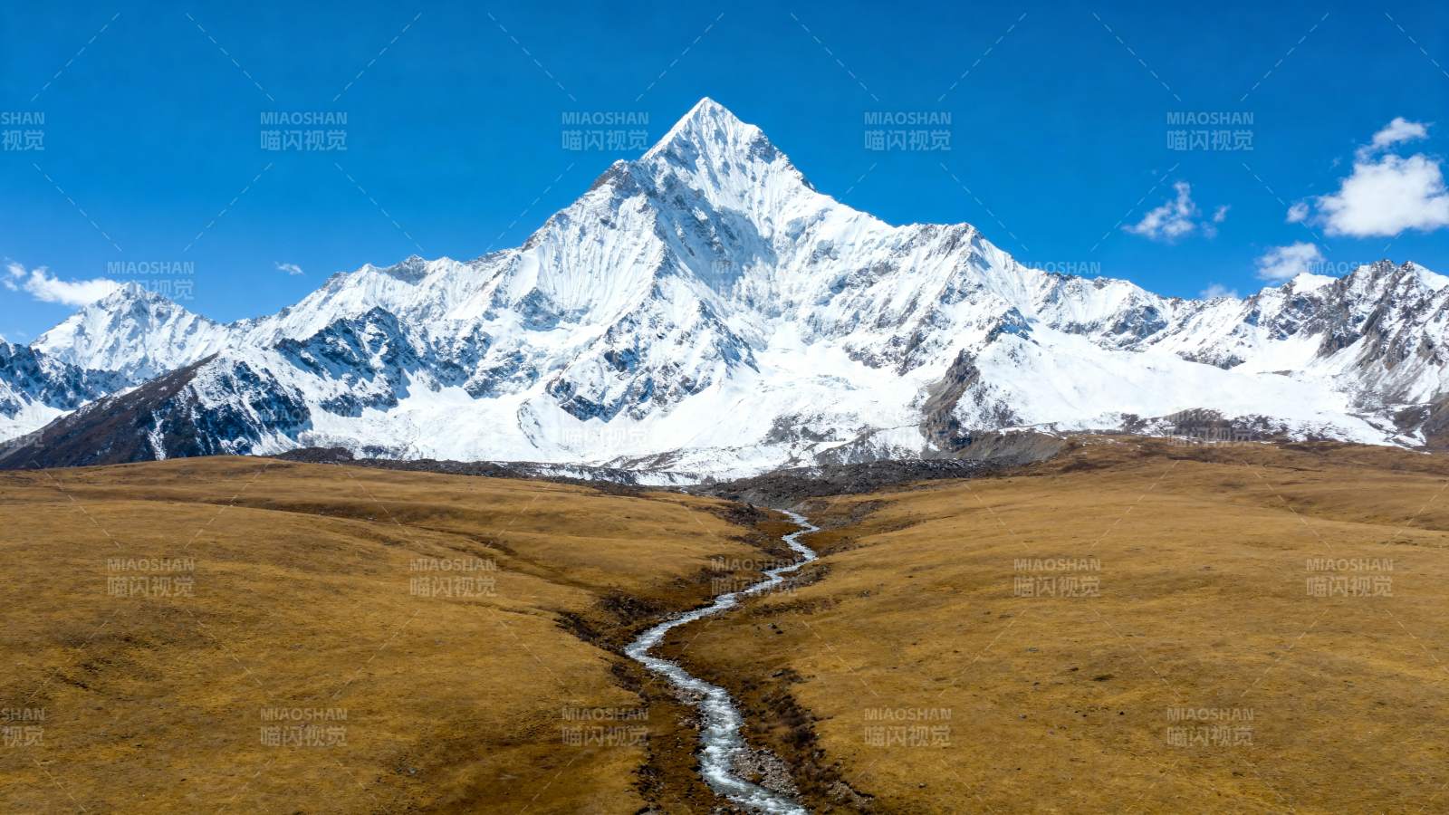雪山草原溪流图片