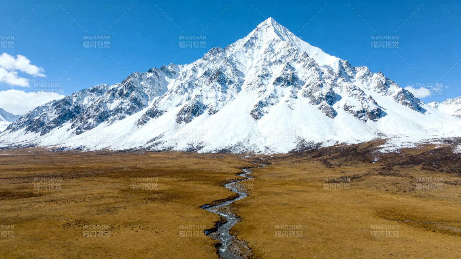 雪山下的蜿蜒溪流图片