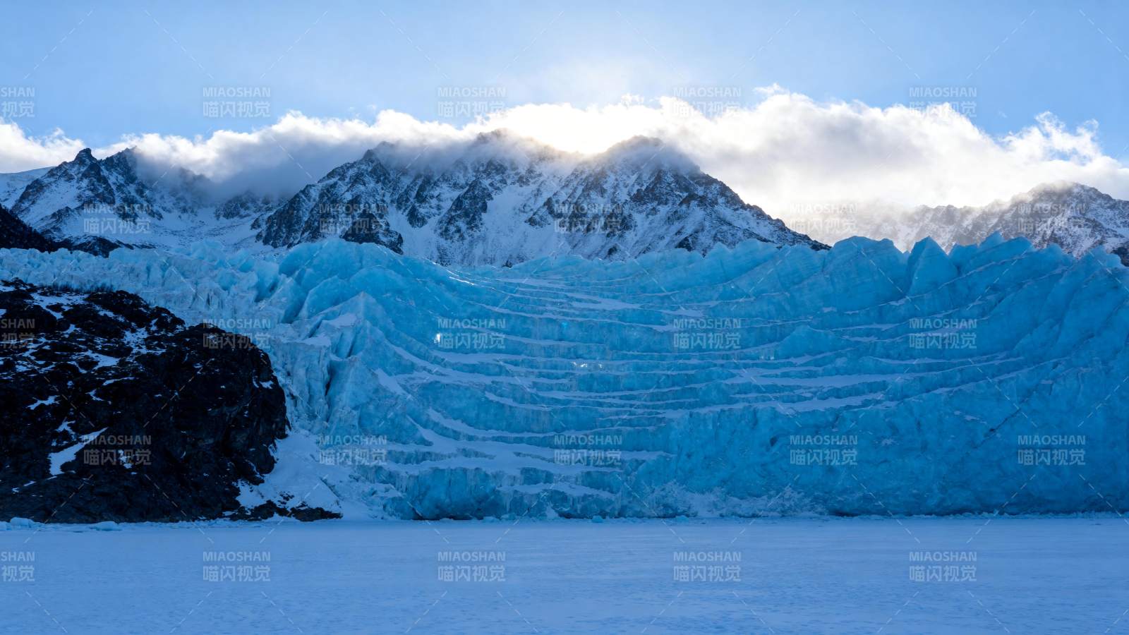 冰川雪峰映蓝天图片