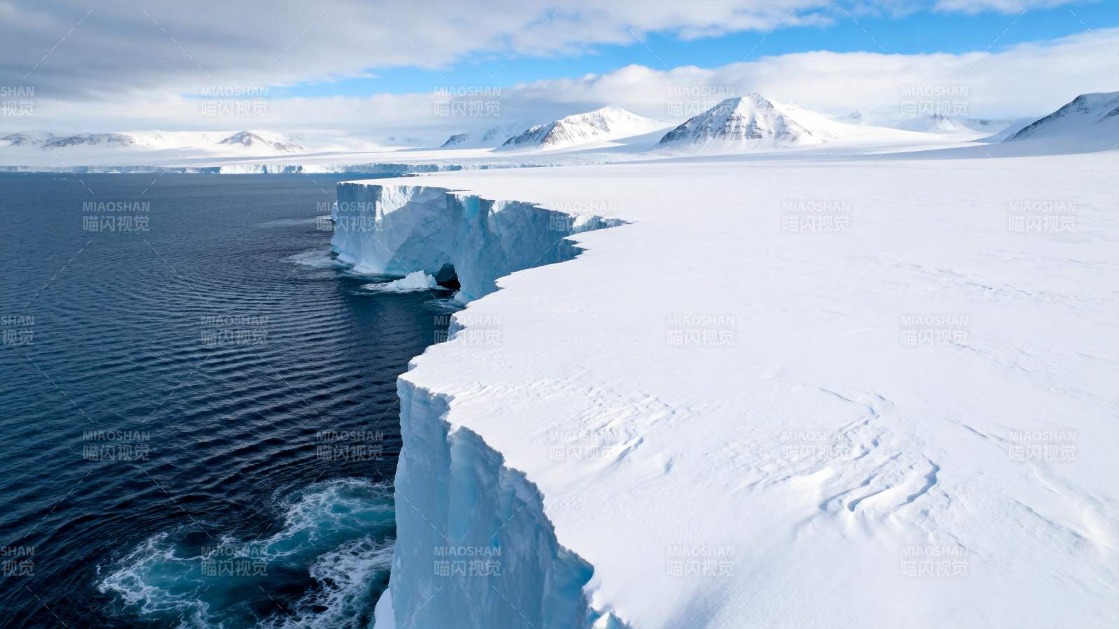 冰川边缘的壮丽景色图片