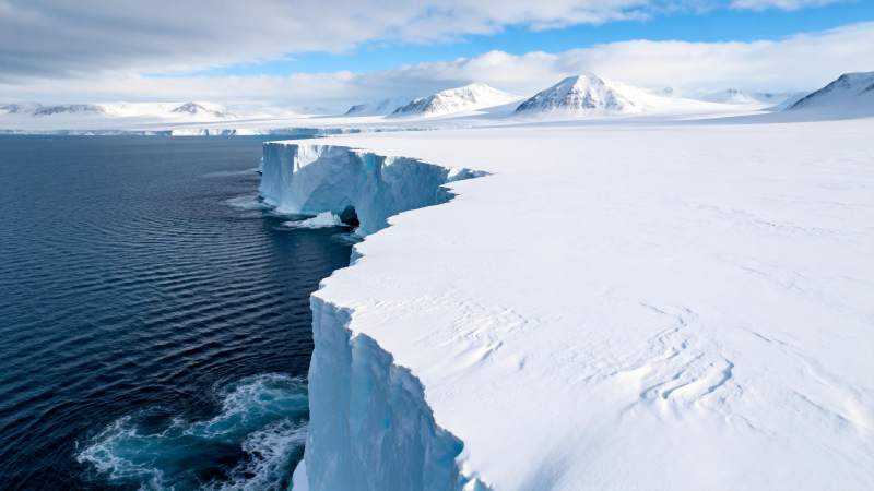 冰川边缘的壮丽景色图片