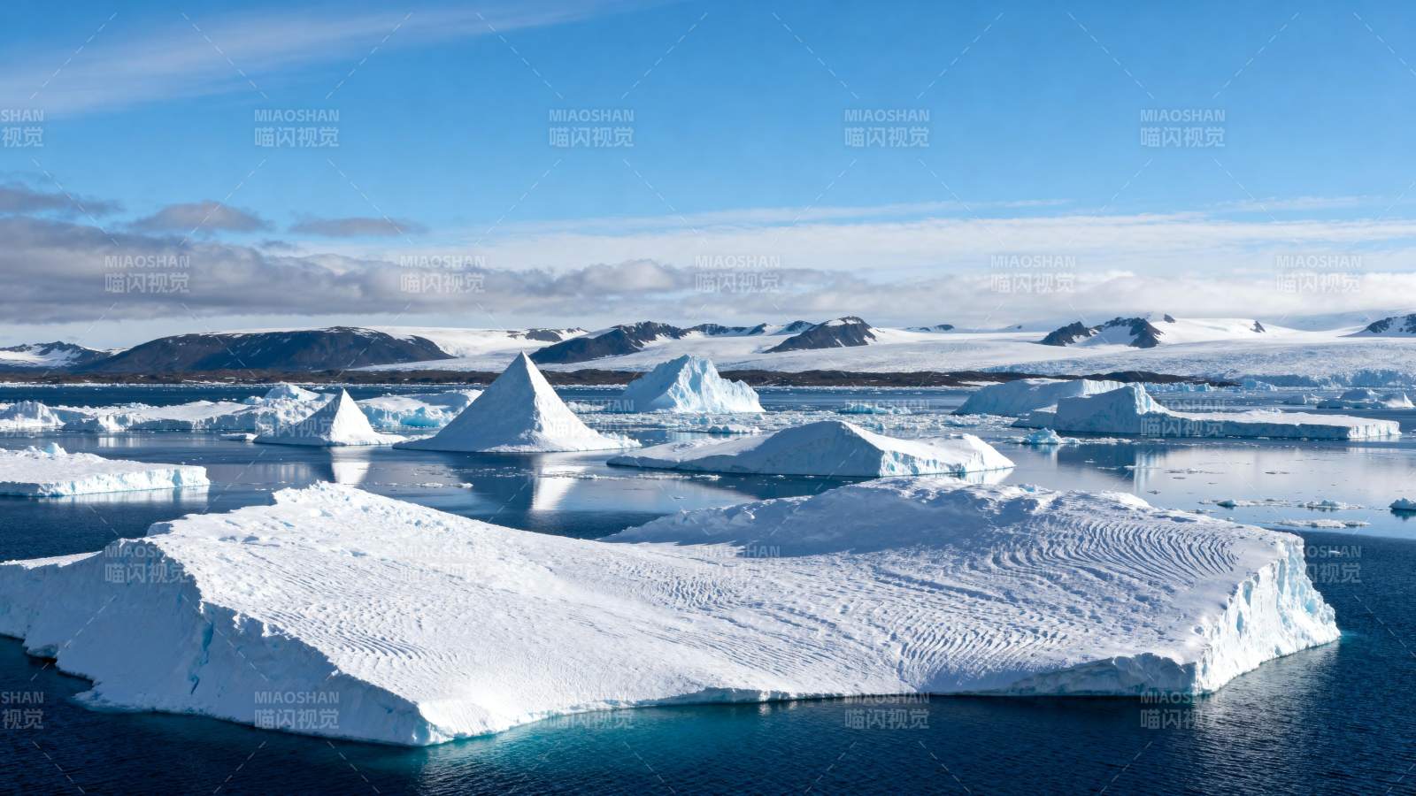 冰川漂浮于碧海图片