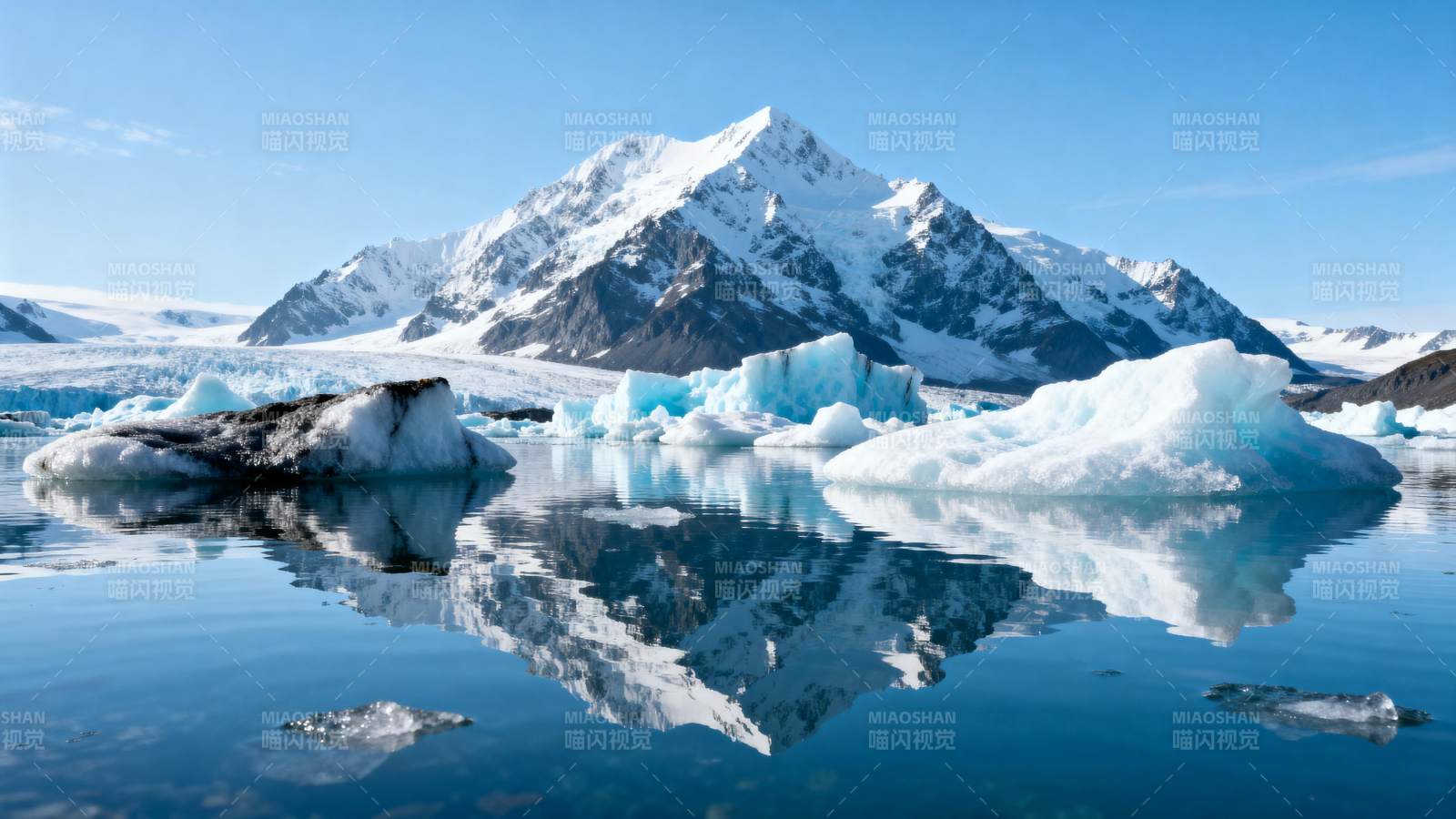 雪山倒影湖中图片