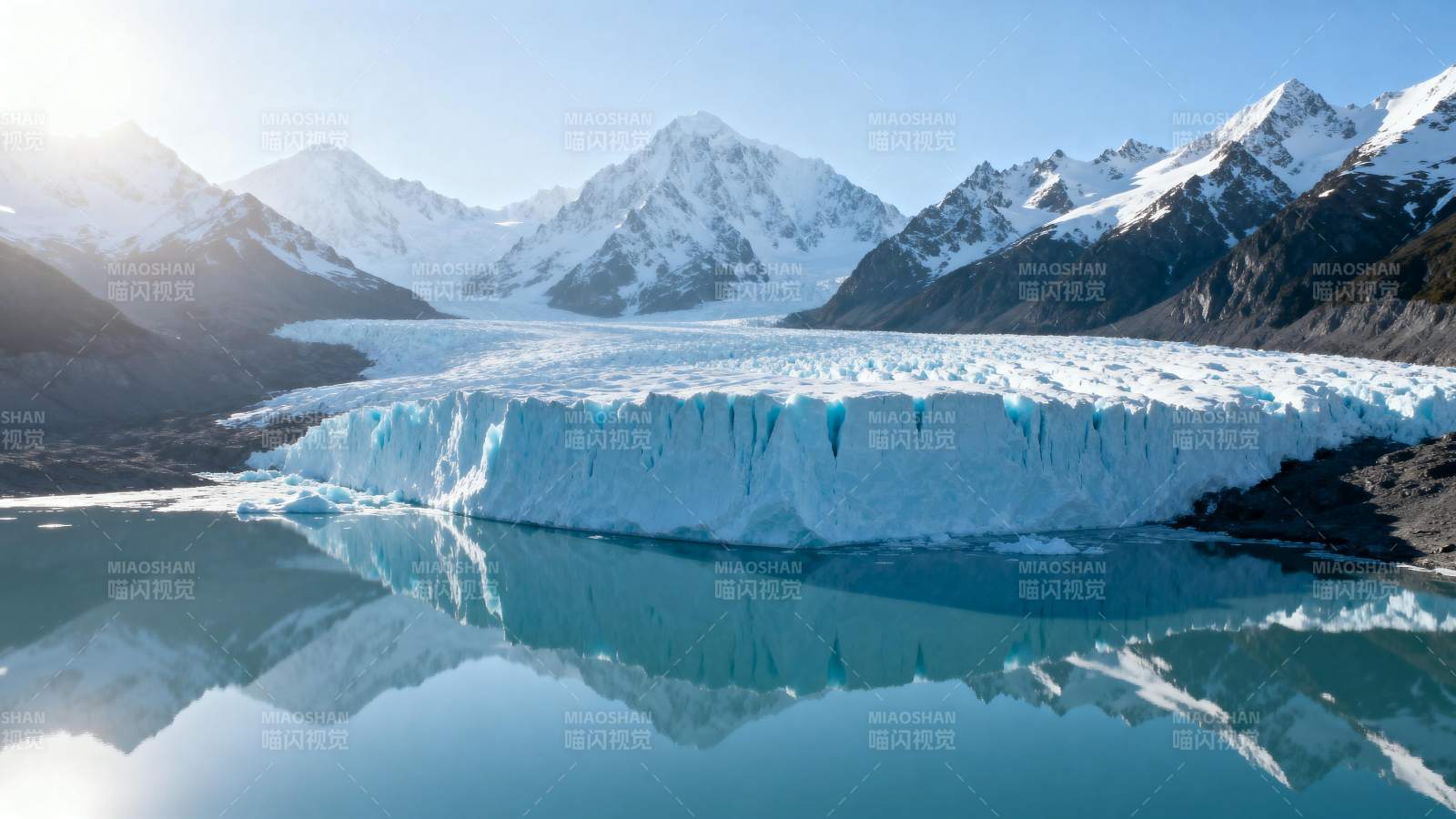冰川映湖山图片