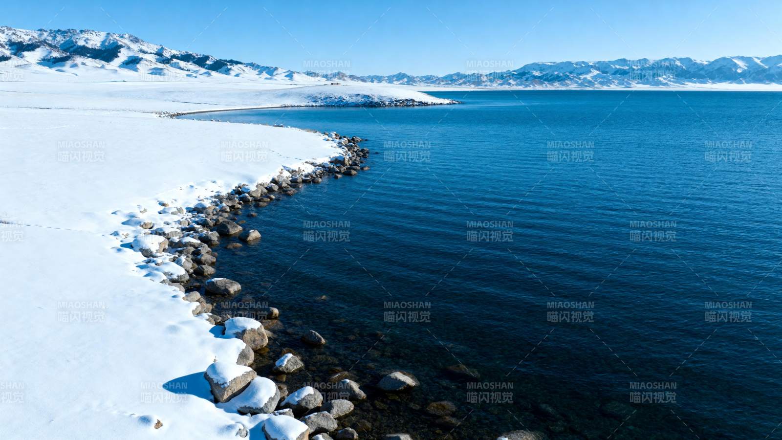 雪湖静谧风光图片