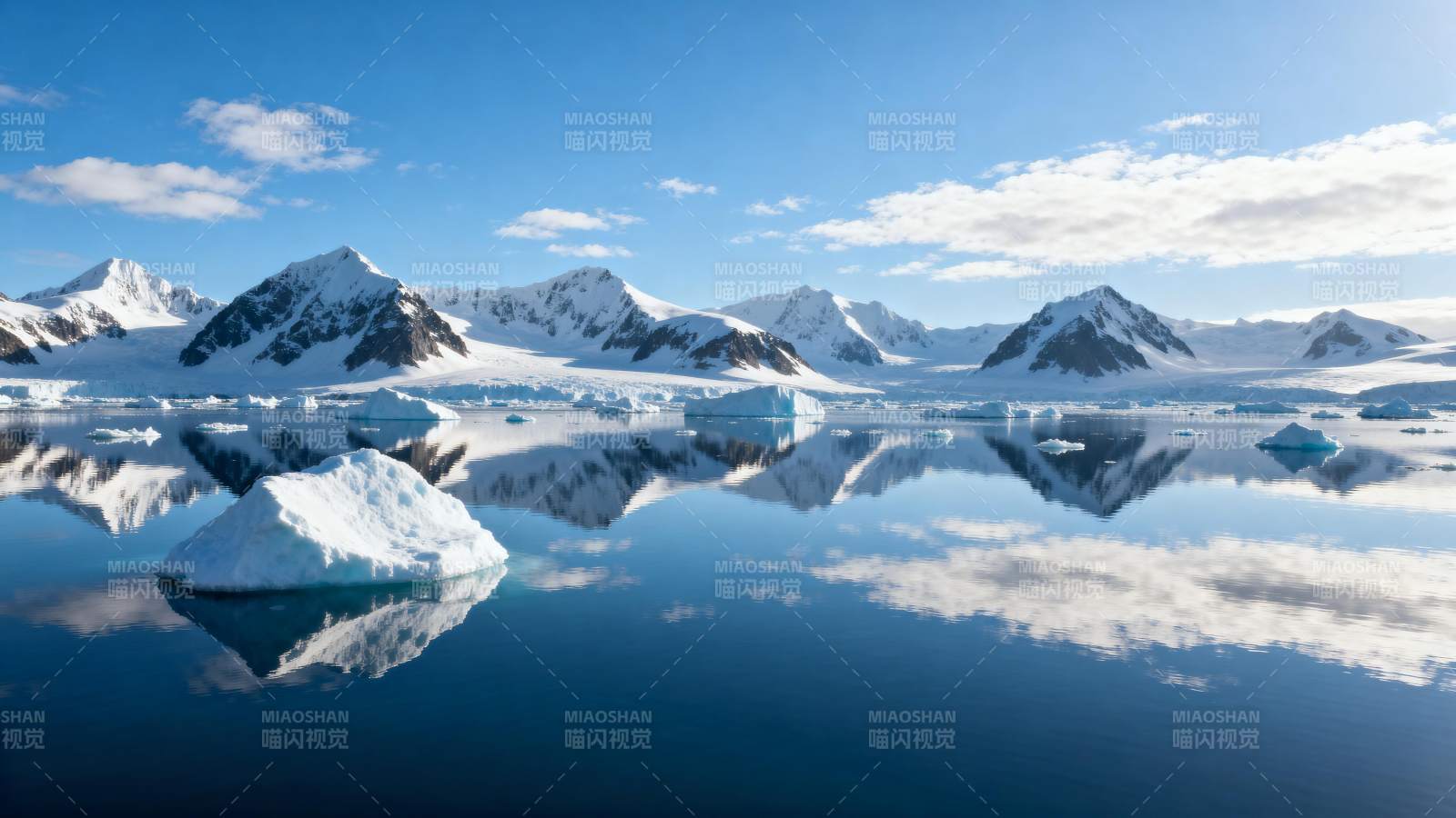 极地冰川倒影图片