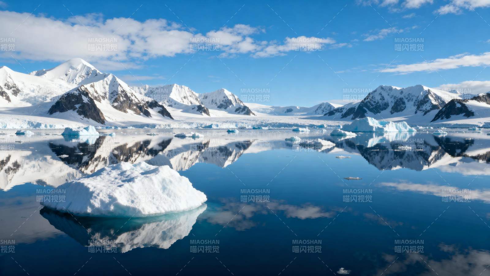 极地冰川倒影图片