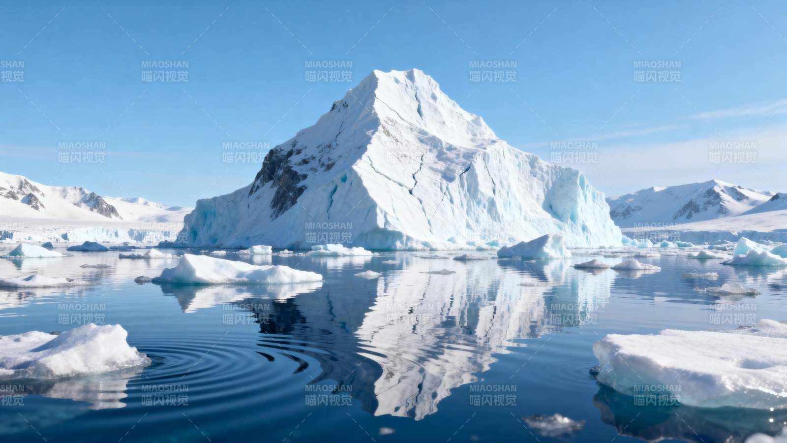 冰山倒影静谧湖图片