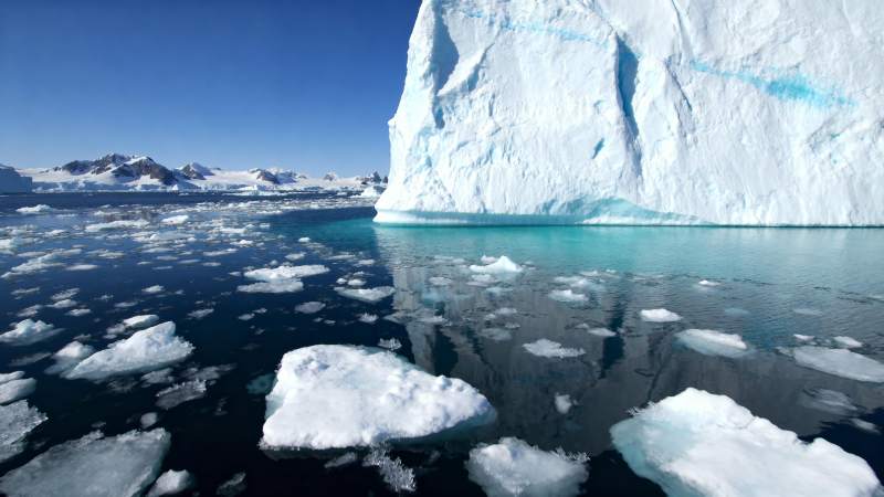 冰川倒影 静谧极地图片
