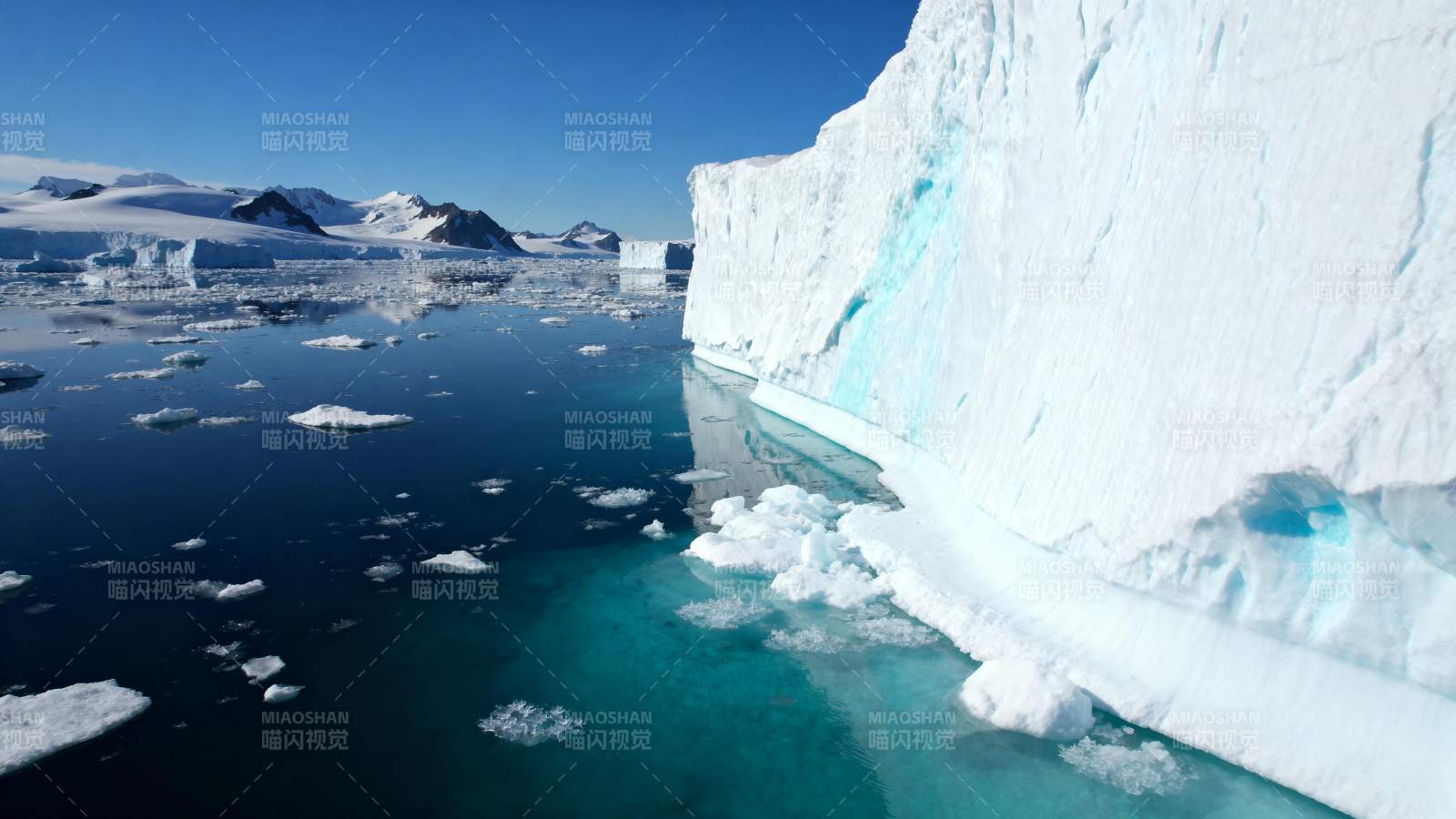 冰川与碧海相映图片