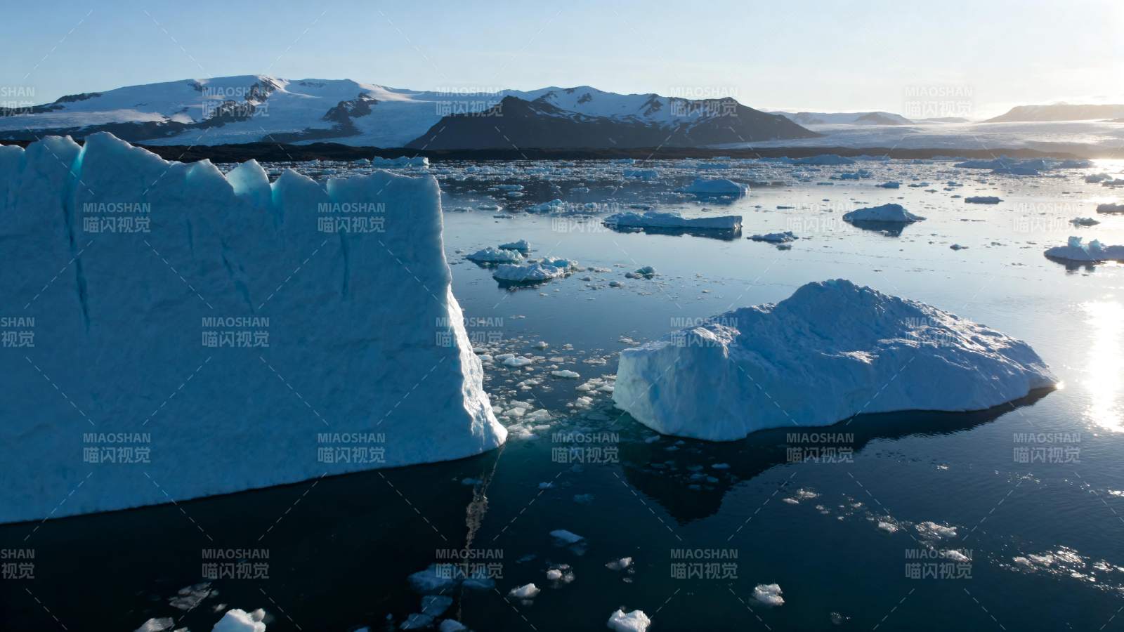 冰川漂浮于海面图片