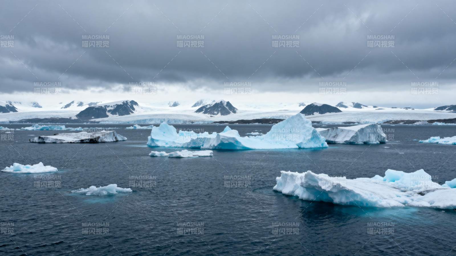 极地冰山漂浮图片
