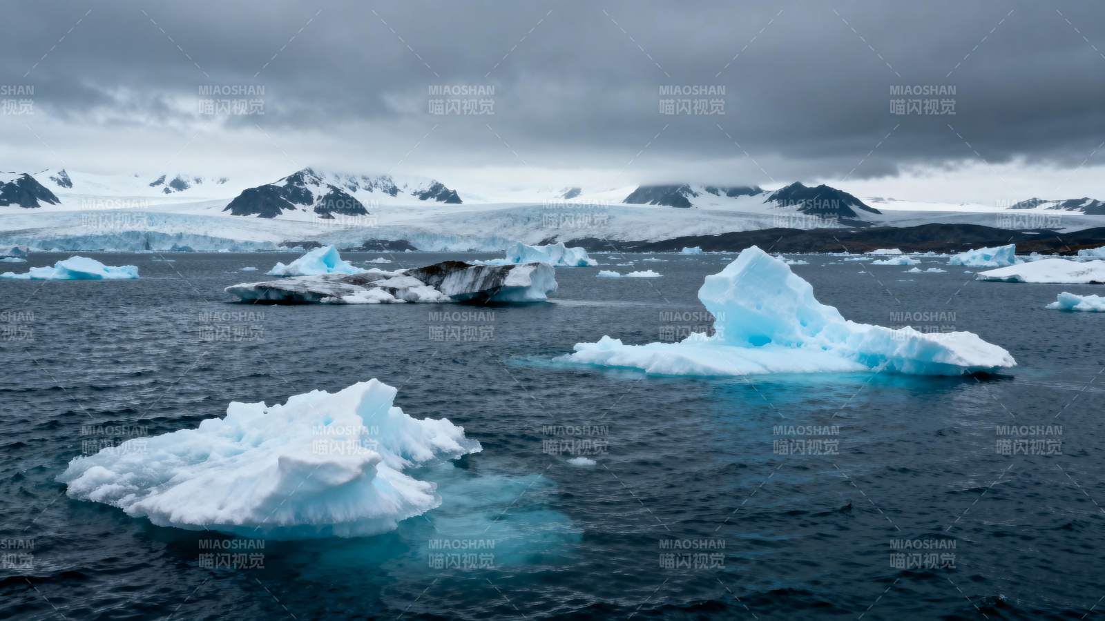 冰川漂浮海面图片