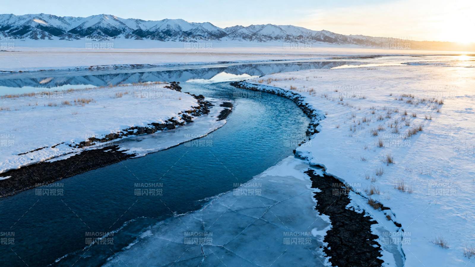 雪原冰河晨曦图片