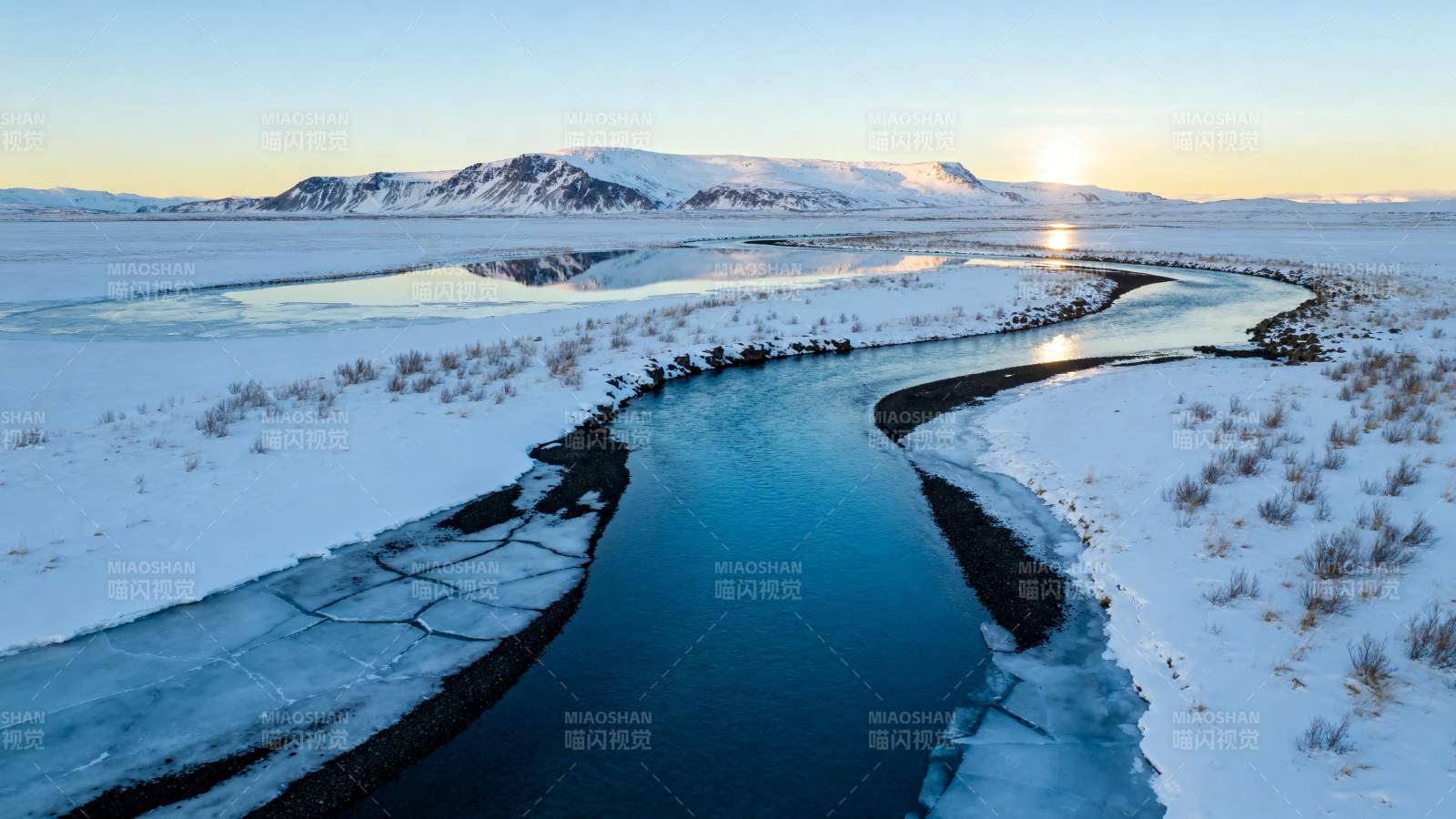冰河雪原晨曦图片