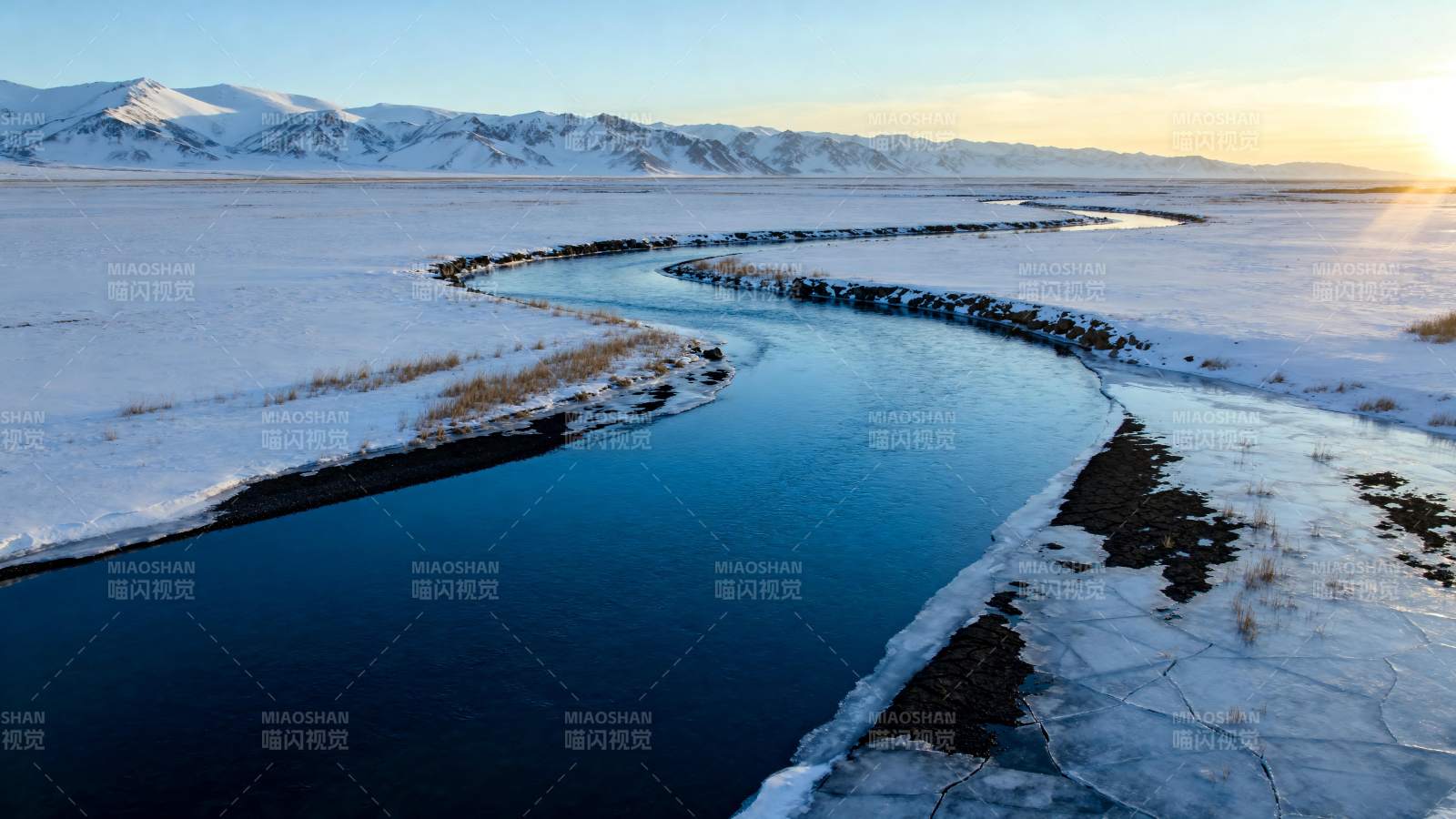 雪原蜿蜒河图片