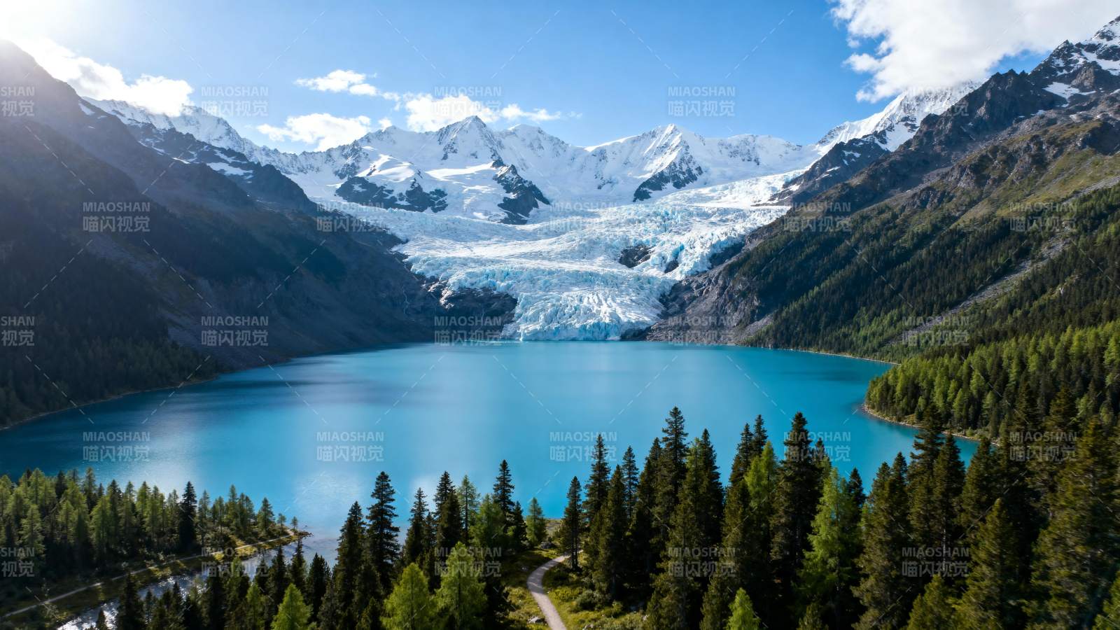 雪山碧湖风光图片