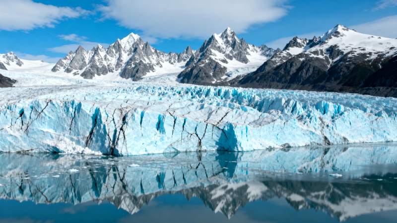 冰川倒影雪山图片