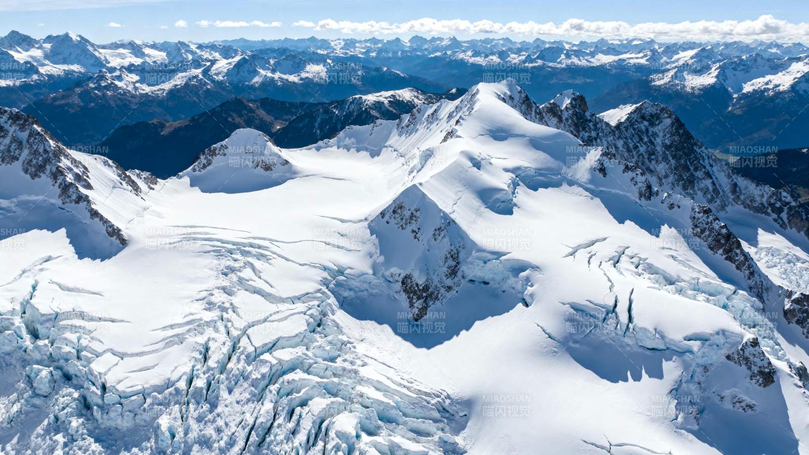 雪山壮丽景色图片