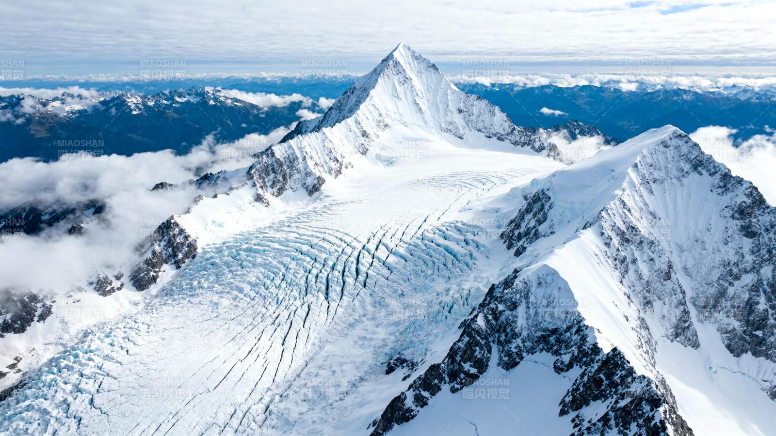 雪山之巅 云海缭绕图片