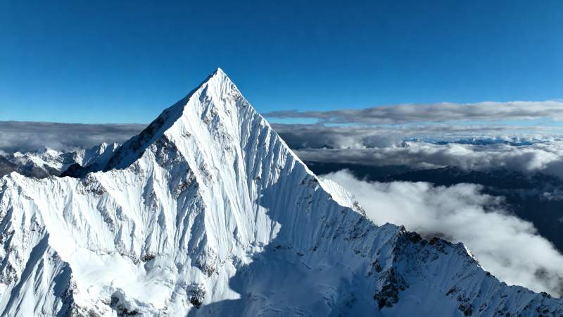 雪山之巅 云海之上图片