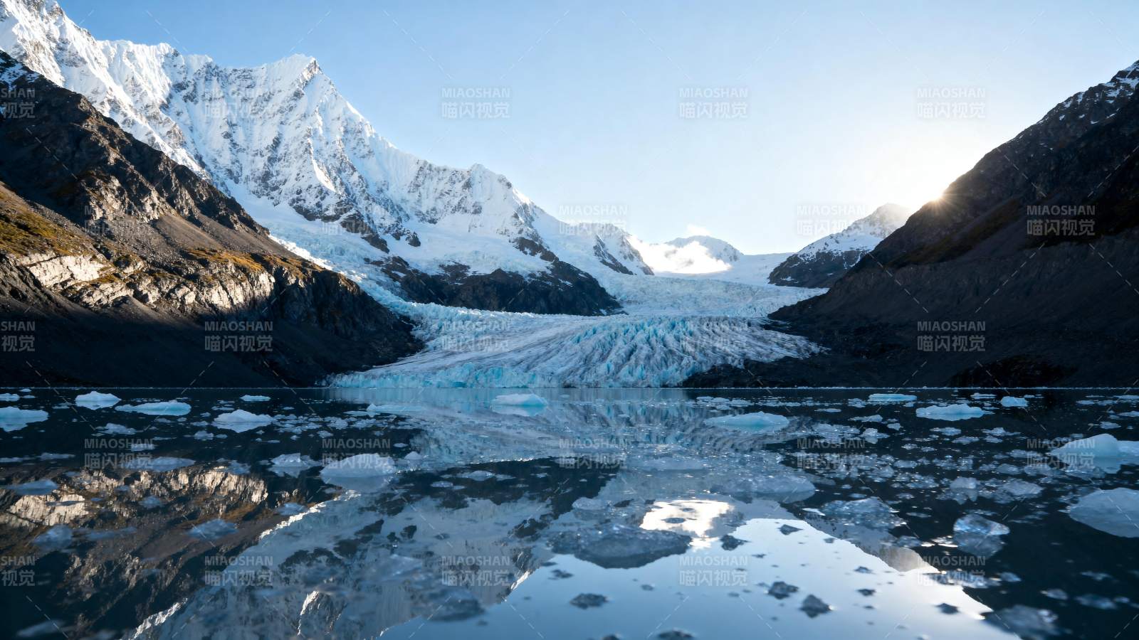 冰川湖畔雪山倒影图片