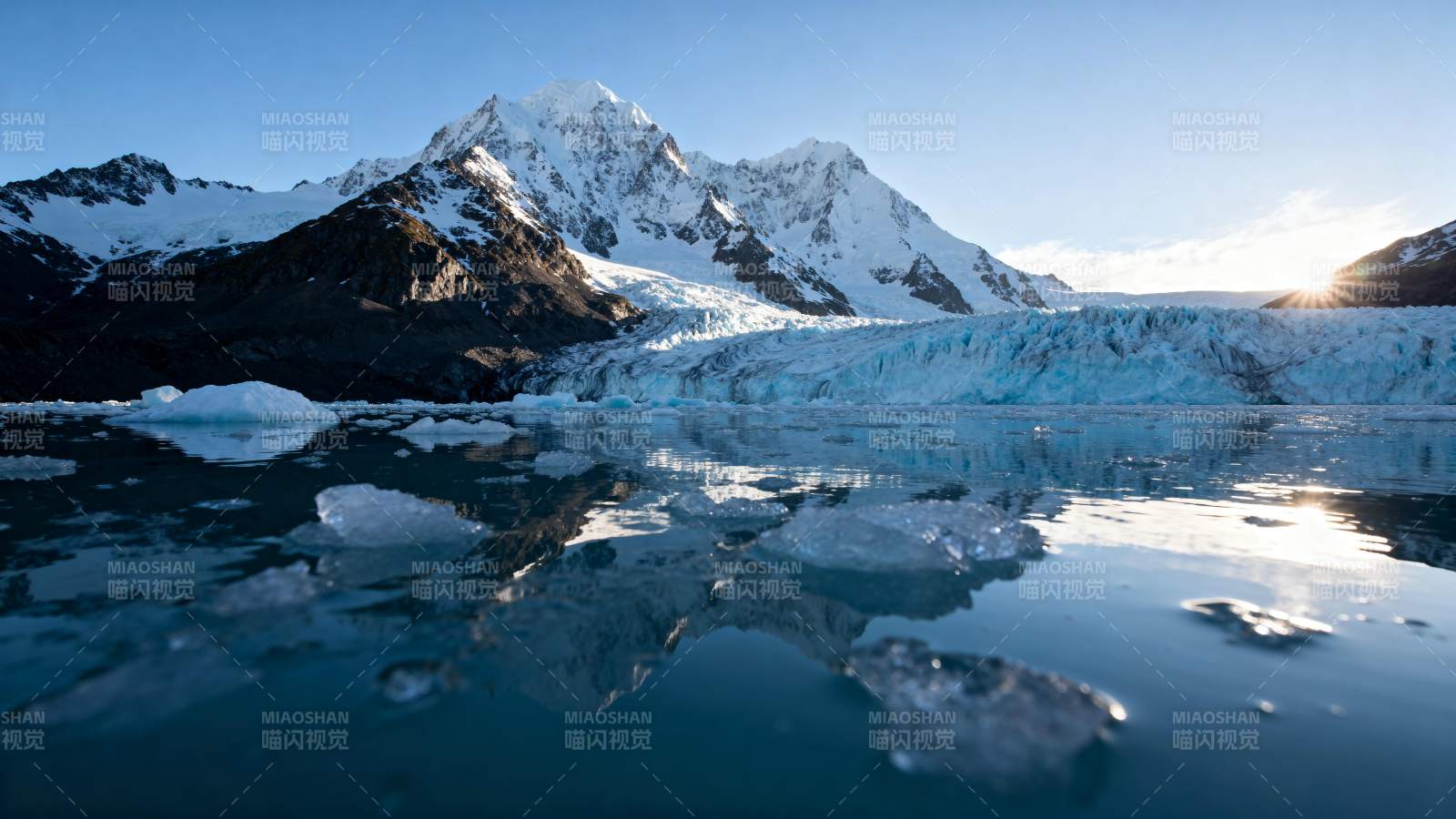 雪山倒影冰湖图片
