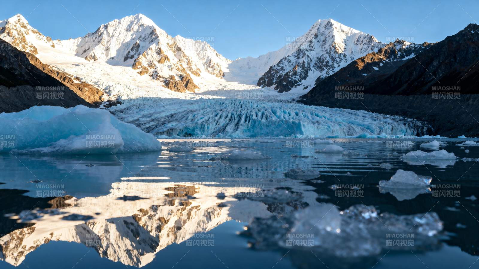雪山倒影湖中图片