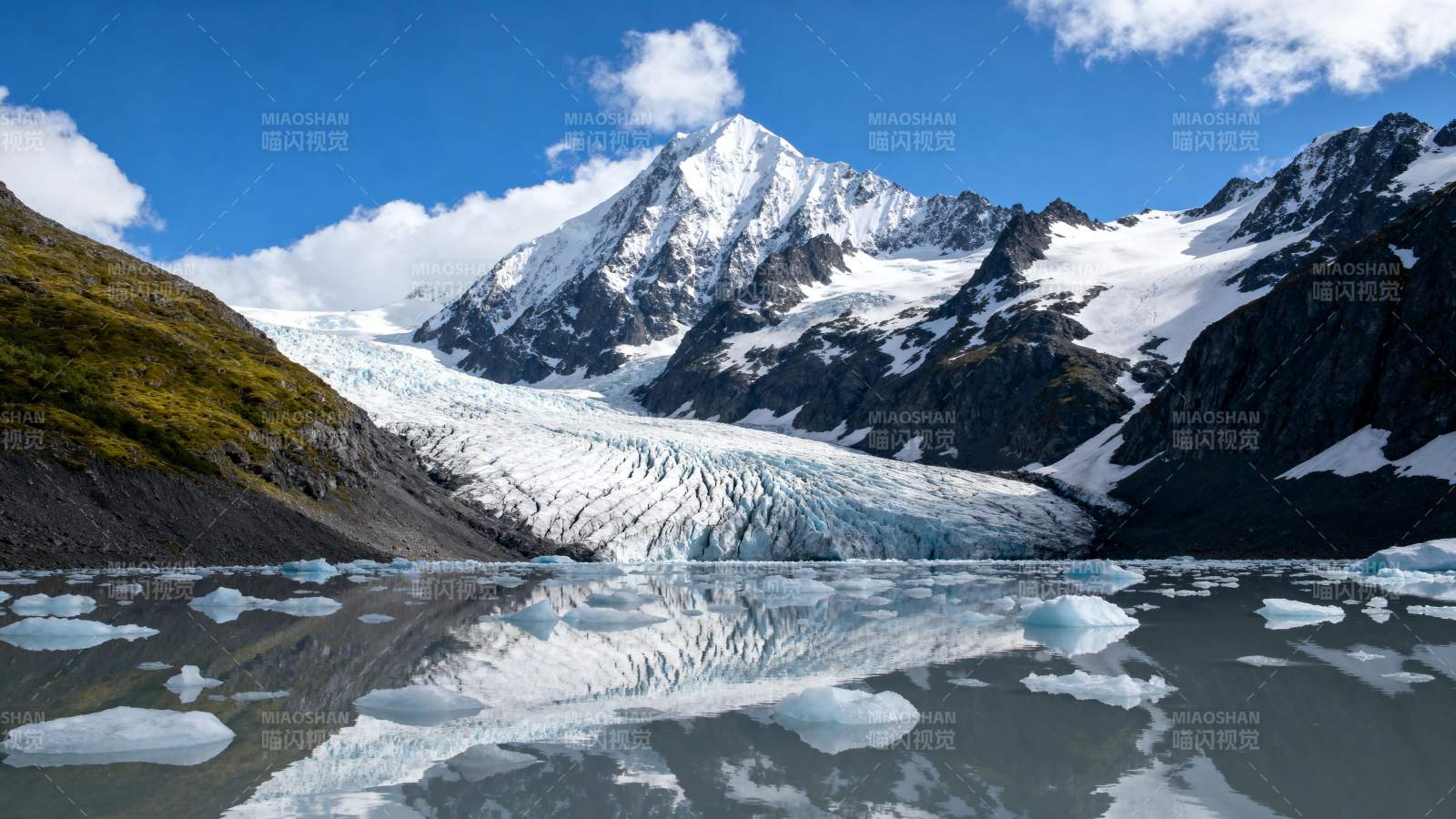 雪山倒影湖中图片